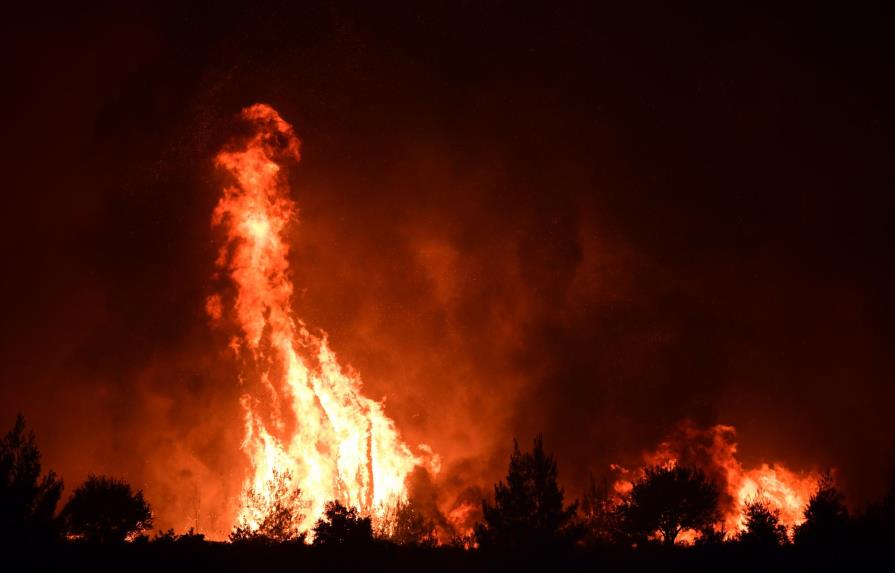 Enorme incendio devora los bosques de la isla griega de Evia