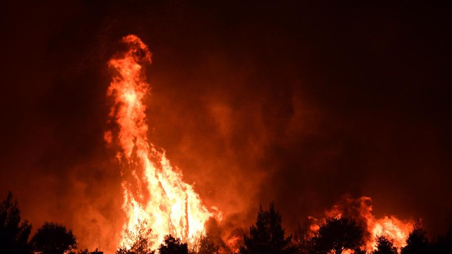 Enorme incendio devora los bosques de la isla griega de Evia