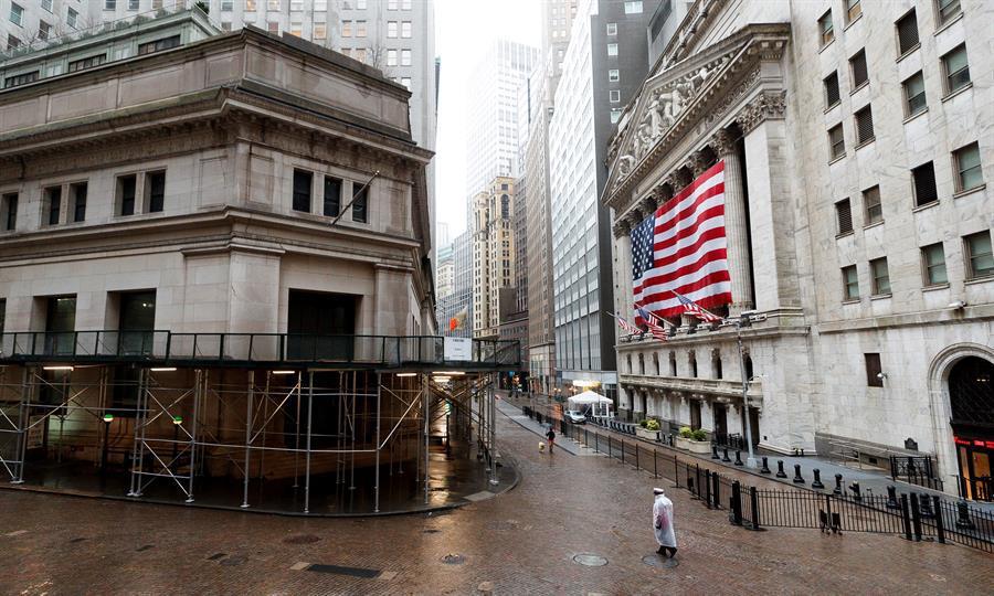 Wall Street acelera pérdidas tras desplome del petróleo y Dow recorta 2.44 %