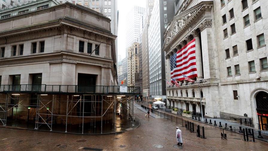 Wall Street acelera pérdidas tras desplome del petróleo y Dow recorta 2.44 %