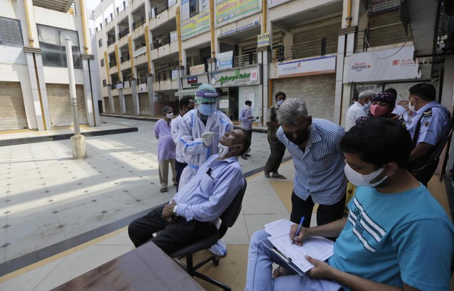 Suspenden pruebas con vacuna AstraZeneca contra COVID-19 en La India