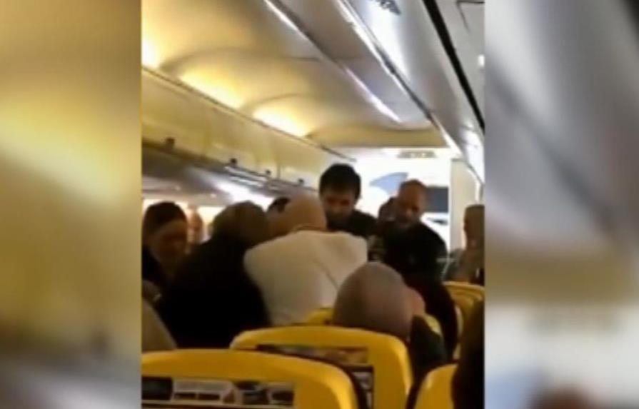 VIDEO: Pelea en avión terminó casi a mordidas