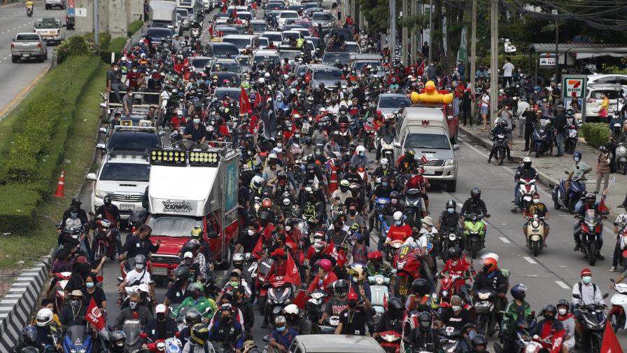 Protestan en vehículos contra el mandatario en Tailandia