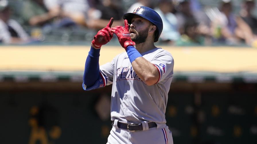 Gallo pega jonrón por quinto juego corrido; Rangers vencen a Atléticos