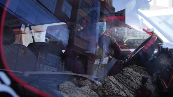 Bolivianas al volante en desafío a un gremio de varones