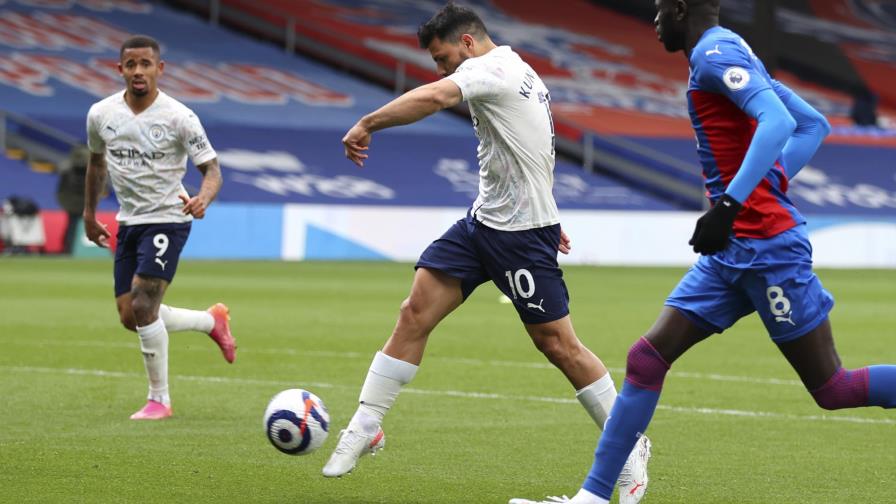 Agüero lleva a Man City al borde del título de la Premier