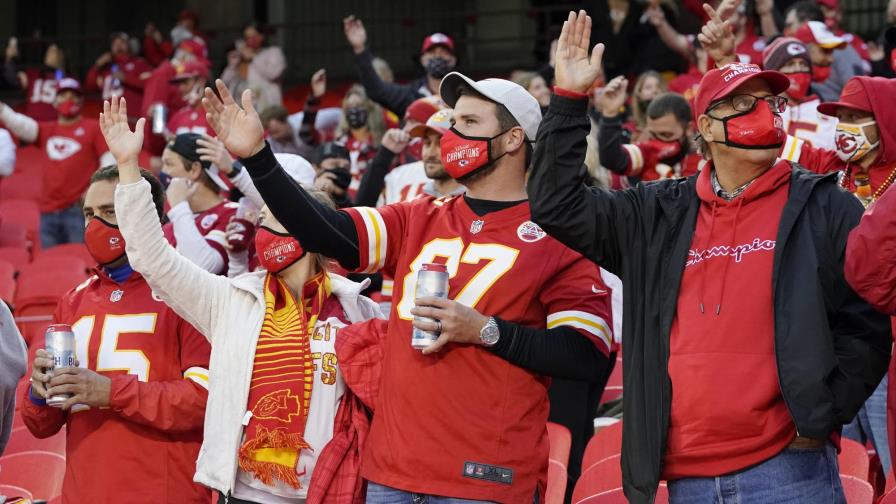 Fanáticos de Chiefs, sin penachos ni caras pintadas