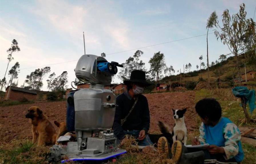 Kipi, la robot ecologista que recorre los Andes de Perú para dar clases