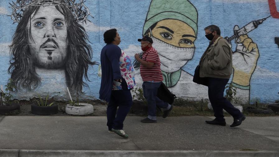 Brasil inicia estudio de vacunación masiva en favelas de Río de Janeiro