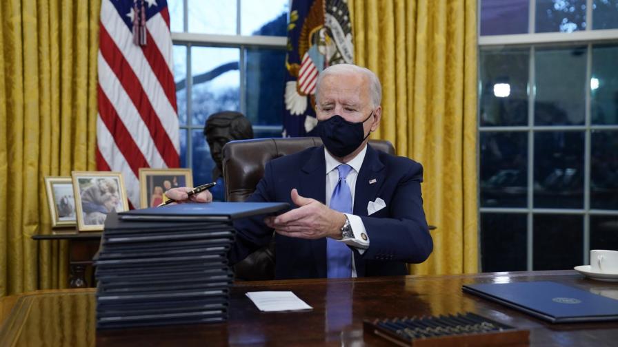 Biden forma órdenes ejecutivas para combatir el COVID-19