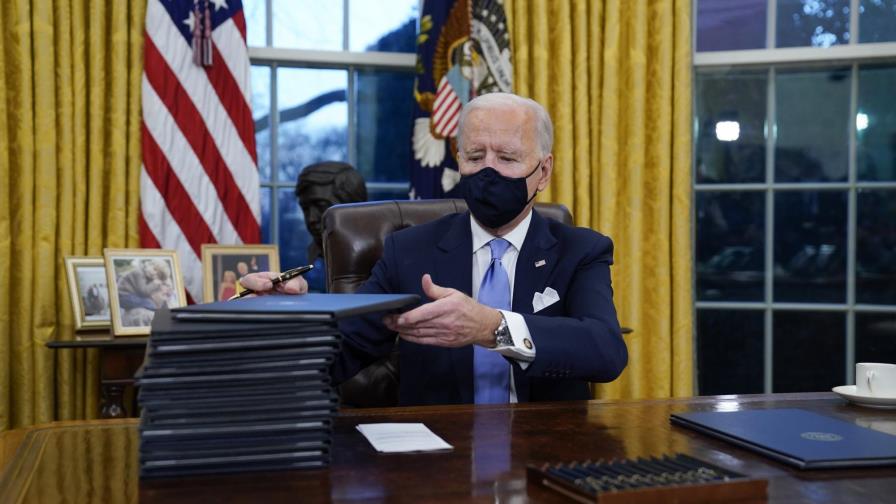 Biden firma órdenes ejecutivas para combatir el COVID-19