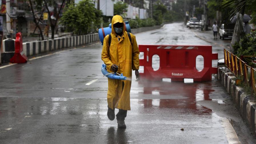 India suma 28.000 nuevos casos del virus, retoma cuarentenas