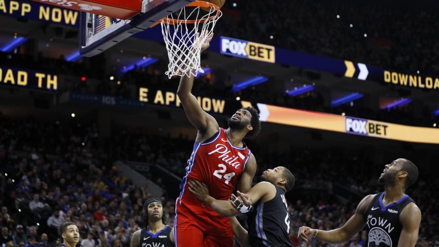 Embiid anota 24, con el número 24 en honor de Bryant