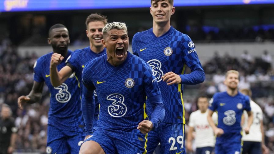 Man United y Chelsea alcanzan a Liverpool en la cima