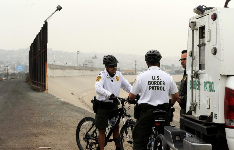 Trump dice que México pagará por el muro con peaje fronterizo a vehículos