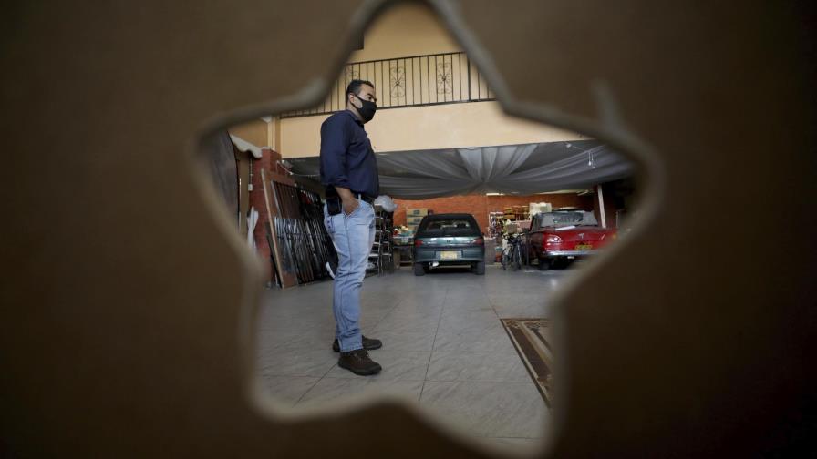 Familia colombiana se muda a salón de fiestas por pandemia Familia colombiana se muda a salón de fiestas por pandemia