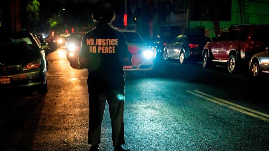 Conductores arrollan a manifestantes en protestas raciales en Hollywood