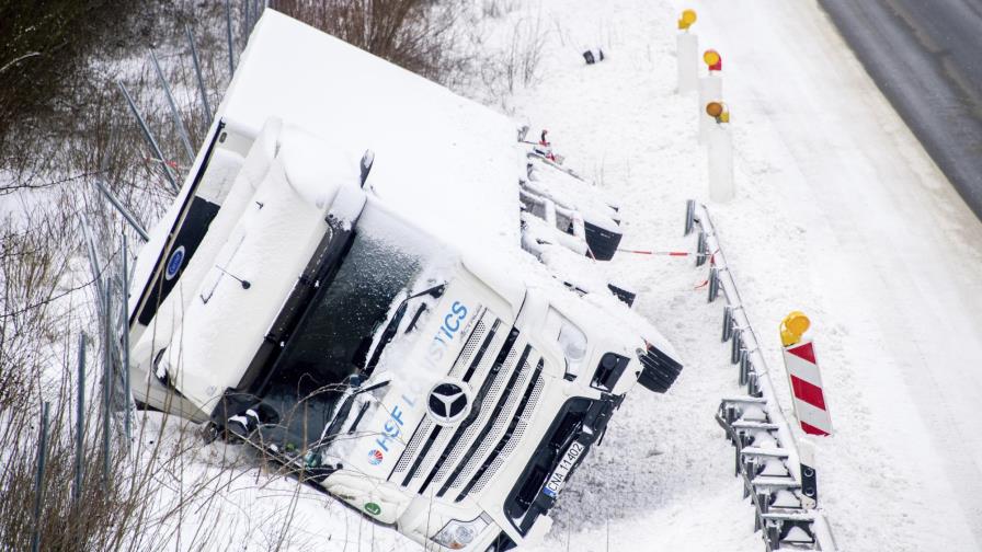 Nevadas en Alemania crean atascos de tráfico en carretera