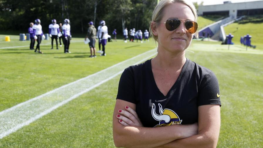 Broncos contrata a Kleine, mujer de mayor rango en la NFL