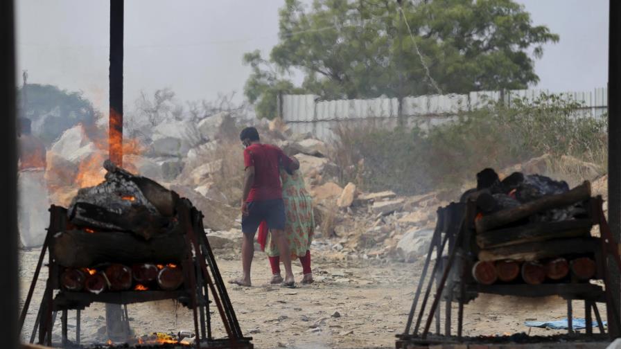 India bate nuevo récord de casos, trata de repartir oxígeno