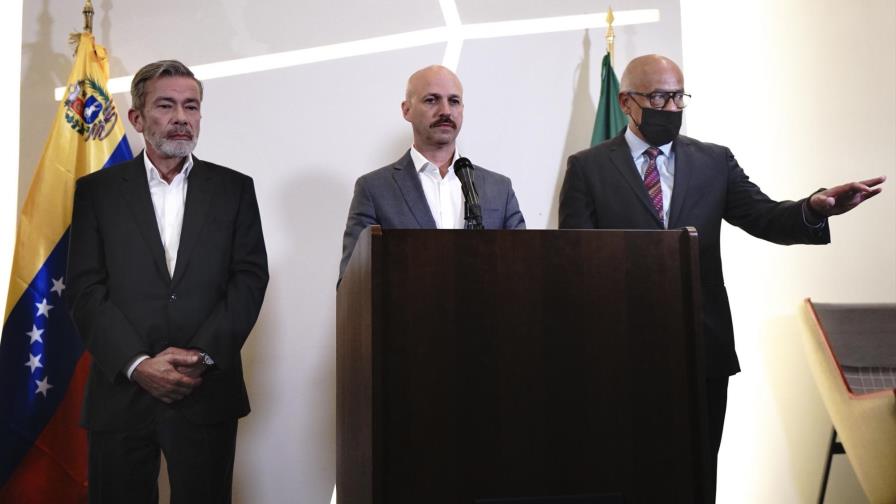 Oposición venezolana pide al gobierno volver a los diálogos