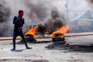 La capital de Haití sigue paralizada en el segundo día de protestas 