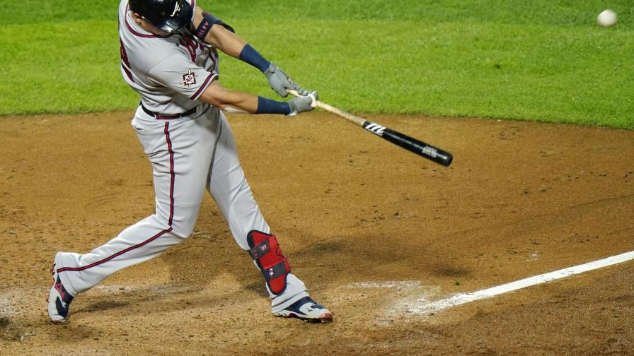 Riley y Swanson comandan triunfo de Bravos 12-10 sobre Filis