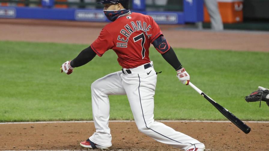 Indios firman nuevo contrato con Hernández para 2021