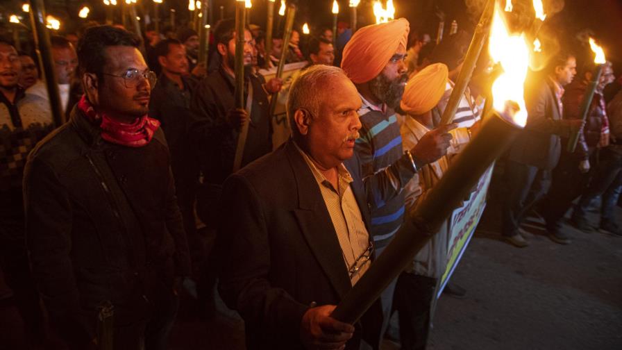 India prohíbe reuniones públicas para frenar protestas