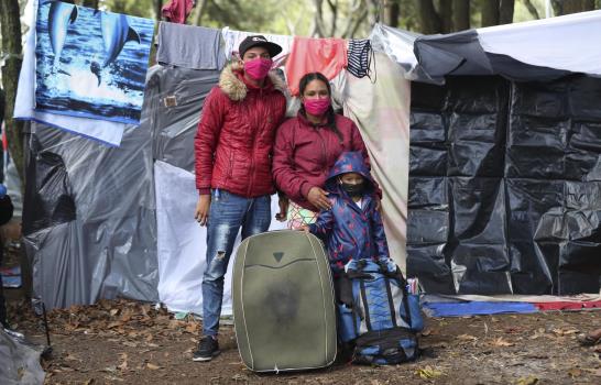 Migrantes venezolanos viajan a la frontera de Colombia