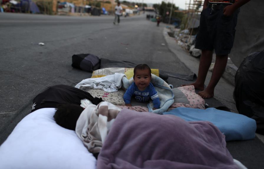 La policía griega inicia traslado de migrantes a nuevo campo en Lesbos