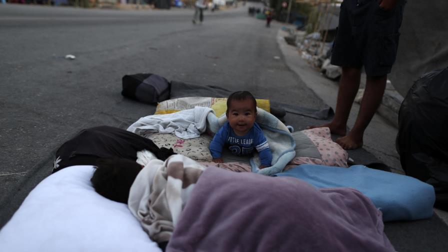 La policía griega inicia traslado de migrantes a nuevo campo en Lesbos