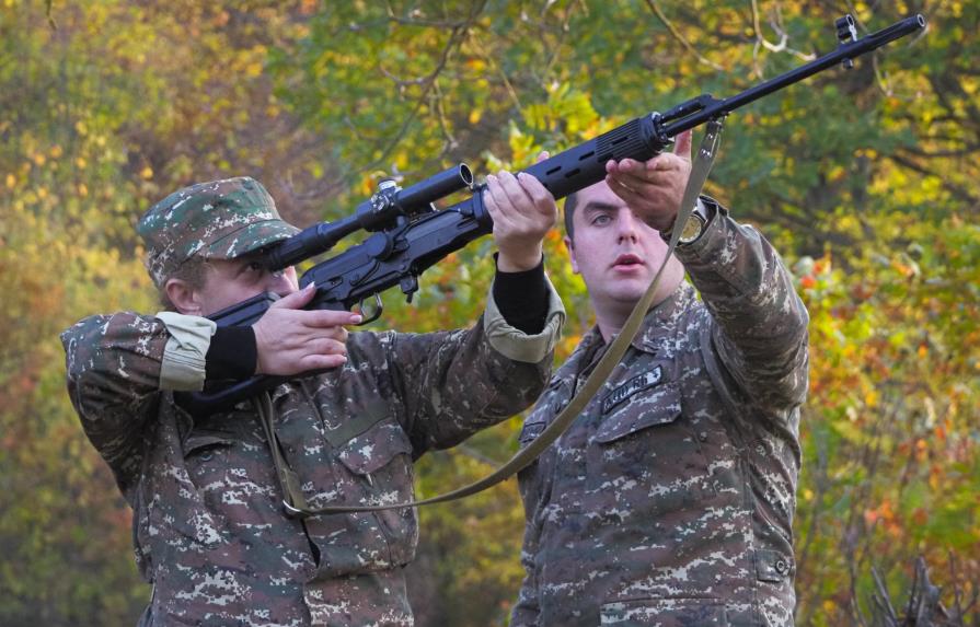 Se intensifican combates entre Armenia y Azerbaiyán