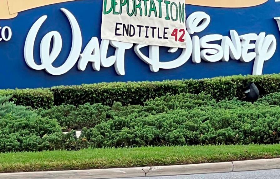 Migrantes ponen pancartas en Disney para pedir a Harris la ciudadanía de EEUU
