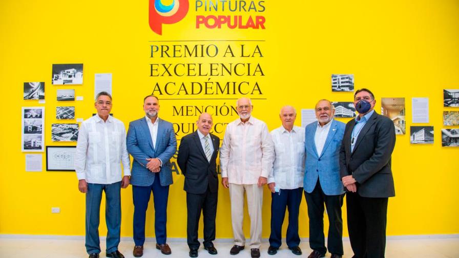 Inauguran exposición Premio Excelencia Académica José Antonio Caro Álvarez