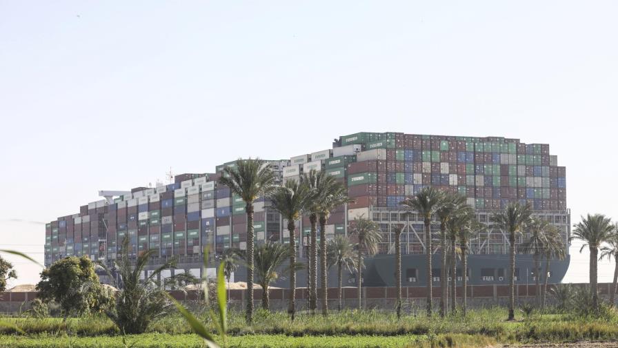 Preparan nuevo intento de liberar buque en Canal de Suez
