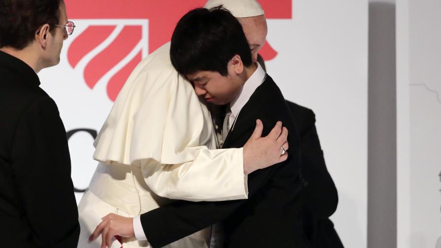 El papa se reúne con víctimas del desastre nuclear en Japón