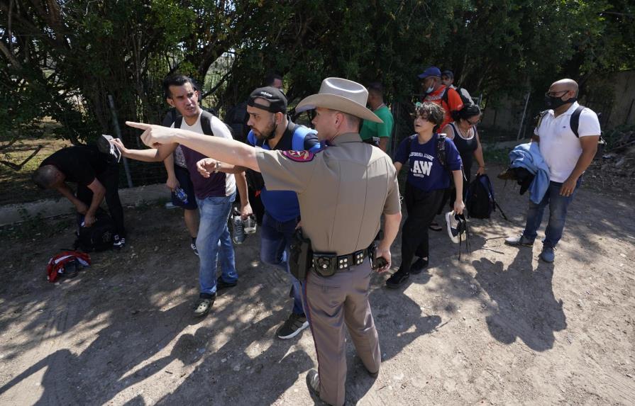 Gobierno de Estados Unidos demanda a Texas por detención de migrantes