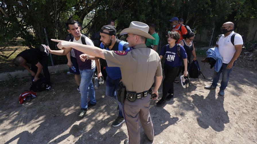 Gobierno de Estados Unidos demanda a Texas por detención de migrantes