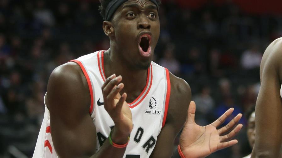 Con triple doble de Lowry Raptors vencen a Pistons