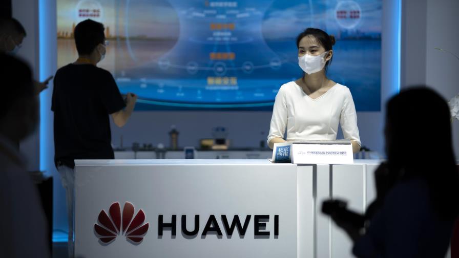 Lituania recomienda evitar celulares de Huawei y Xiaomi