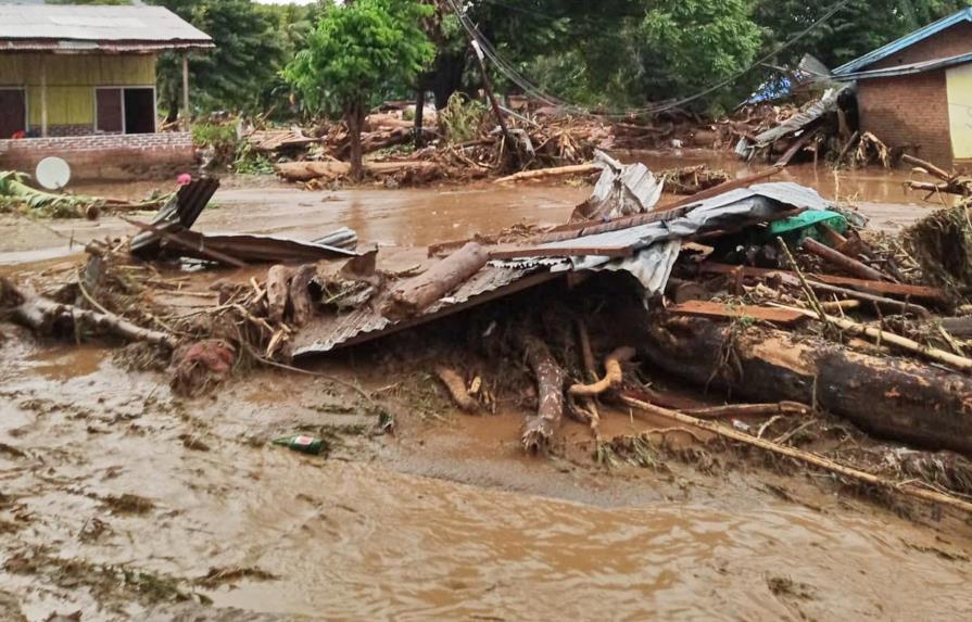 La distancia y la tormenta complican rescates en Indonesia