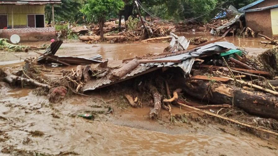 La distancia y la tormenta complican rescates en Indonesia
