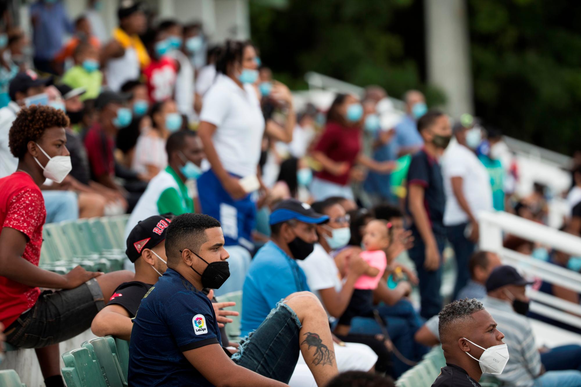Hinchas asisten hoy al partido entre Atlético San Cristóbal y la Universidad O&M por la Liga Dominicana de Fútbol, en San Cristóbal (República Dominicana).