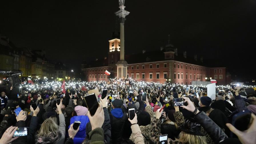 Miles protestan en Polonia contra ley antiaborto