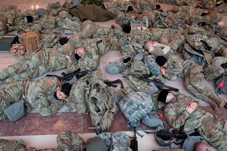 Fotos: Militares duermen en el Capitolio