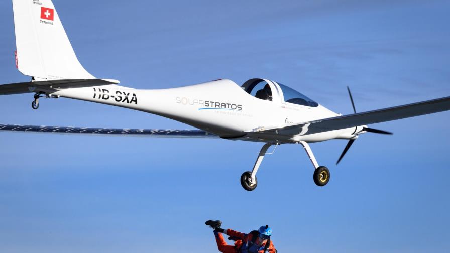 Realizan el primer salto y caída libre desde un avión solar Realizan el primer salto y caída libre desde un avión solar