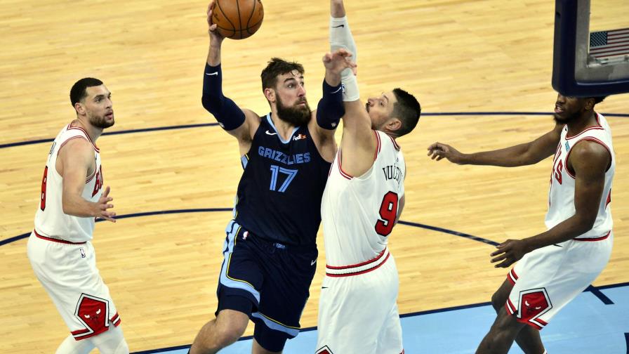 Valanciunas luce al final; Grizzlies derrotan a Bulls