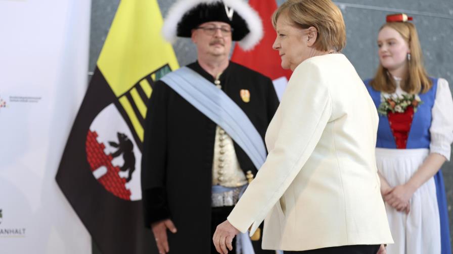 Merkel: Alemanes deben seguir trabajando por la democracia