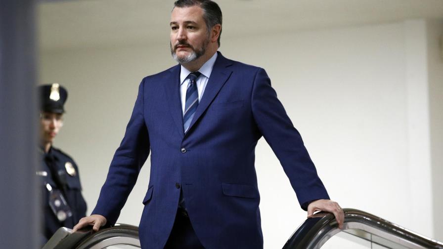 EEUU: Senador Cruz saludó a hombre con coronavirus